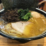 横横家 - 中盛ラーメン(800円)、味付玉子(60円)、きくらげ(40円)