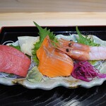 小松水産の海鮮丼 - 刺身三点盛