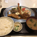 キッチンさん吉 - ②番のエビフライ ハンバーグ サーモンフライ定食¥800