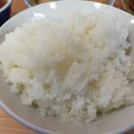 大栄食堂 - おかずで食うことを前提にした味のごはん。敢えて粘り気や甘みは抑えめにしていると思います。好きなタイプ。