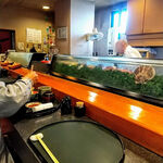 寿司割烹　海老寿司 - ご主人一人で料理や握りをさばいてます。職人肌ですが感じの良い方でした！