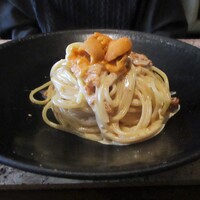 ボッテゴン - 北海道 根室産の雲丹のスパゲッティ + 850円：濃厚でクリーミーな雲丹のスパゲッティには、オレンジ色の新鮮な雲丹と、火の通った白っぽい色の雲丹の両方のお味が混ざり合っています。 とても美味しいですネ！　　　　　2020.12.26