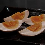 DEN - 自家製燻製卵