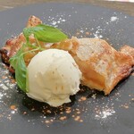 トリワイン ＰＩＫＯＳＨＨＨＵ - 焦がしバターのアップルパイ バニラアイス添え