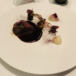 エスキス - 蝦夷鹿のフィレ　鹿の背脂　燻製茶　菊芋　根セロリ　鹿肉ジュのソース