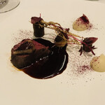 エスキス - 蝦夷鹿のフィレ　鹿の背脂　燻製茶　菊芋　根セロリ　鹿肉ジュのソース