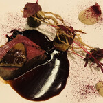 エスキス - 蝦夷鹿のフィレ　鹿の背脂　燻製茶　菊芋　根セロリ　鹿肉ジュのソース