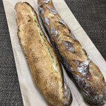 ポスト ド ブレ - 料理写真:左  バゲット右  オリーブ入り