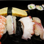 鮨処多田 - 玉子と胡瓜巻、海老以外は日替わりです。あとサヨリと縞鯵(だっけ？)