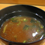 鮨処多田 - 赤出汁。実はじゅんさいと若布に三つ葉