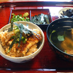 うなぎ かわかみ - 薬味をのせて