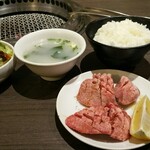 焼肉酒家 李苑 - 定番のセットです。スープはコムタンかな