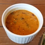 Bihappi Chikyuu Shoku - 【レッドキドニーとレンズ豆のダルスープ】
      ダルスープ＝豆のスープ。
      インドやネパールでは日本のお味噌汁のような家庭の味なんだとか。
      豆の素朴な風味が広がる優しいスープ。