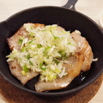 トンテキ食堂8 - トントロ炒めネギ塩糀(450円)