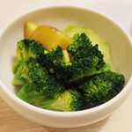 トンテキ食堂8 - ブロッコリーのバター風味(350円)