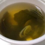 ニコニコ亭 - お店オリジナルのみそ汁(豆腐、わかめ、葱)