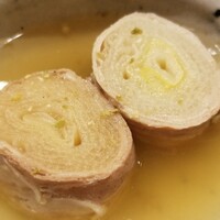 ご馳走 ね音 - ⑫下仁田葱(群馬県産)の日南豚(宮崎県産)の豚バラ巻き
                    出汁の味わいを感じ易い一品で、優しい昆布と魚2種に鶏ガラと豚バラのコクが合わさります。