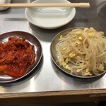 Tsurato Kimo Sumibiyakiniku Iwashige - 白菜キムチ & もやしナムル