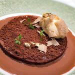 EMME - ・ショコラロワイヤル 2,200円 「ガトーショコラにフォアグラのクレームブリュレとトリュフのアイスクリームを合わせた一皿」 ガトーショコラ フォアグラのクレームブリュレ トリュフのアイス ラズベリーソース サマートリュフをかけた ペッパークレス（葉っぱ）