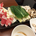  きのこ鍋＆きのこ料理専門店 何鮮菇 - 豚肉、白菜、キノコ4-5種類　(一人鍋) ¥980