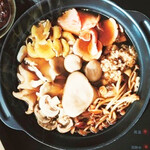  きのこ鍋＆きのこ料理専門店 何鮮菇 - このコハク色のスープの美味しさにはびっくり仰天
