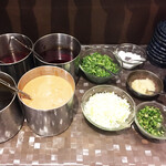  きのこ鍋＆きのこ料理専門店 何鮮菇 - 別途薬味スタンドはパラダイス。パクチー、ネギ、青唐辛子、魚介の辛味噌、にんにく、ゴマだれ、唐辛子味噌、黒酢、etc,,,,