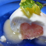 味処おかや - 中には桃が・・・