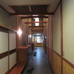 Ajidokoro Okaya - 個室が並ぶ店内