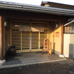 味処おかや - 純和風の玄関