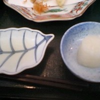 熊魚菴 たん熊北店 東京ドームホテル店 - 左の器は橙、右の器は天つゆを入れる前の大根おろし