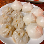 聞香茶点 - 小籠包  と  桃まん