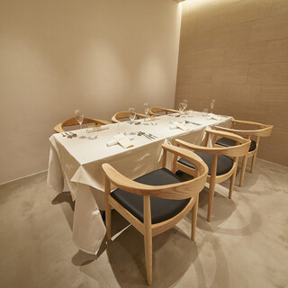 【1階】8名様までご利用可能な完全個室。