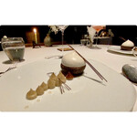 レフェルヴェソンス - 栗 みかん 小豆 ショコラ 栗拾いをイメージしたデザートです。 大きな栗はカカオのシュークリーム、中は栗のコンポートとローストしたみかん、小豆のアイスなんです♪ 上はコーヒーの香りのホイップクリーム、全部を一緒にいただくと、焼き栗の味わいが感じられるのです(^^♪