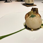 レフェルヴェソンス -  蕪を複雑に火を入れて シンプルに 定点観測・・・季節は冬の蕪編　この蕪には独特な苦みえぐ味が感じられません　水分量が多く半端なくジューシー、ブリオッシュには蕪の旨味とバターの風味が宿りこれは激旨(^^♪