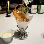 レフェルヴェソンス - 野菜クリスプのブーケと豆腐サワークリーム 葱・蓮根・パプリカ・人参・じゃがいも・オニオンなどの野菜の素揚げを、サワークリームに豆乳を練り込んだペーストを付けながらいただく、スナック的なものです♪