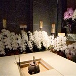 レフェルヴェソンス - ミシュラン三ッ星を祝う胡蝶蘭　著名人の名がずらりと並んでいました！