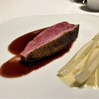レフェルヴェソンス - 京都産・鴨胸肉を東京檜原村のミズナラで焼いて ソース・ヴァンルージュ
                    冬野菜は白菜の芯のクリーム煮です♪　亀岡市の七谷鴨、皮目に細かく切れ目を入れ焼き上げていますが、ここの食感が素晴らし過ぎる！