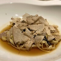 レフェルヴェソンス - タヤリン・イン・ブロード　鴨の様々な部位をトリュフと共に　鴨のモモ肉と心臓、砂肝を入れ、マルケの黒トリュフはスライスではなく、厚みのある細切りにした噛む楽しさを感じながらいただきます。 その上に、これでもか～っと白トリュフを摺り入れて完成です♪
