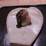 虎白 - 鯵寿司　鯵のタタキ　土佐酢の餅米　海苔のソース