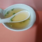 上海軒 - 焼めし（中）に付いてくるスープ