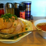 中華料理 鳳凰 - みなさん、ご覧くださいませ。キ・レ・イ でしょー。美味しいお料理は決まって美しいものです。