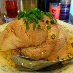 中華料理 鳳凰 - 肉盛り~肉盛り~！小口葱の緑が美しい。