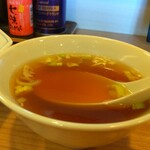 中華料理 鳳凰 - この中華スープが良いんです。っつーか、このスープじゃなきゃダメ！炒飯いくー、スープいくー、そいでまた炒飯いくー、そんでもってスープいくー、幸せのスパイラルに巻き込まれていくわけです。