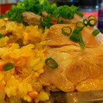 中華料理 鳳凰 - 叉焼の表面が艶々してますよ。わたしを誘ってるわけですね。