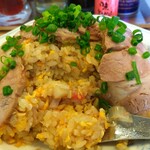 中華料理 鳳凰 - 炒飯を掘り起こしながら叉焼を1枚絡めていただきます。