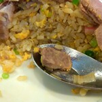 中華料理 鳳凰 - 炒飯の中にも、叉焼の賽の目切りが入ってます。ほら、こんなに大きいのも入ってるよ。