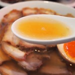 喜多方ラーメン坂内 小法師 - メガ盛り焼豚ラーメン（スープ）