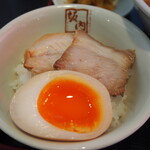 喜多方ラーメン坂内 小法師 - 焼豚＆味付玉子 オンザライス