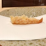 ぬま田 - 車海老は普通に揚げたのとレア―気味の味の食べ比べ