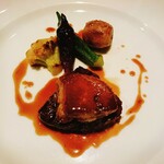 ビストロ　アギャット - 国産黒毛和牛ヒレ肉とフランス産鴨フォアグラのステーキ  山形県産有機野菜添え  マデラ酒を使ったソースと共に